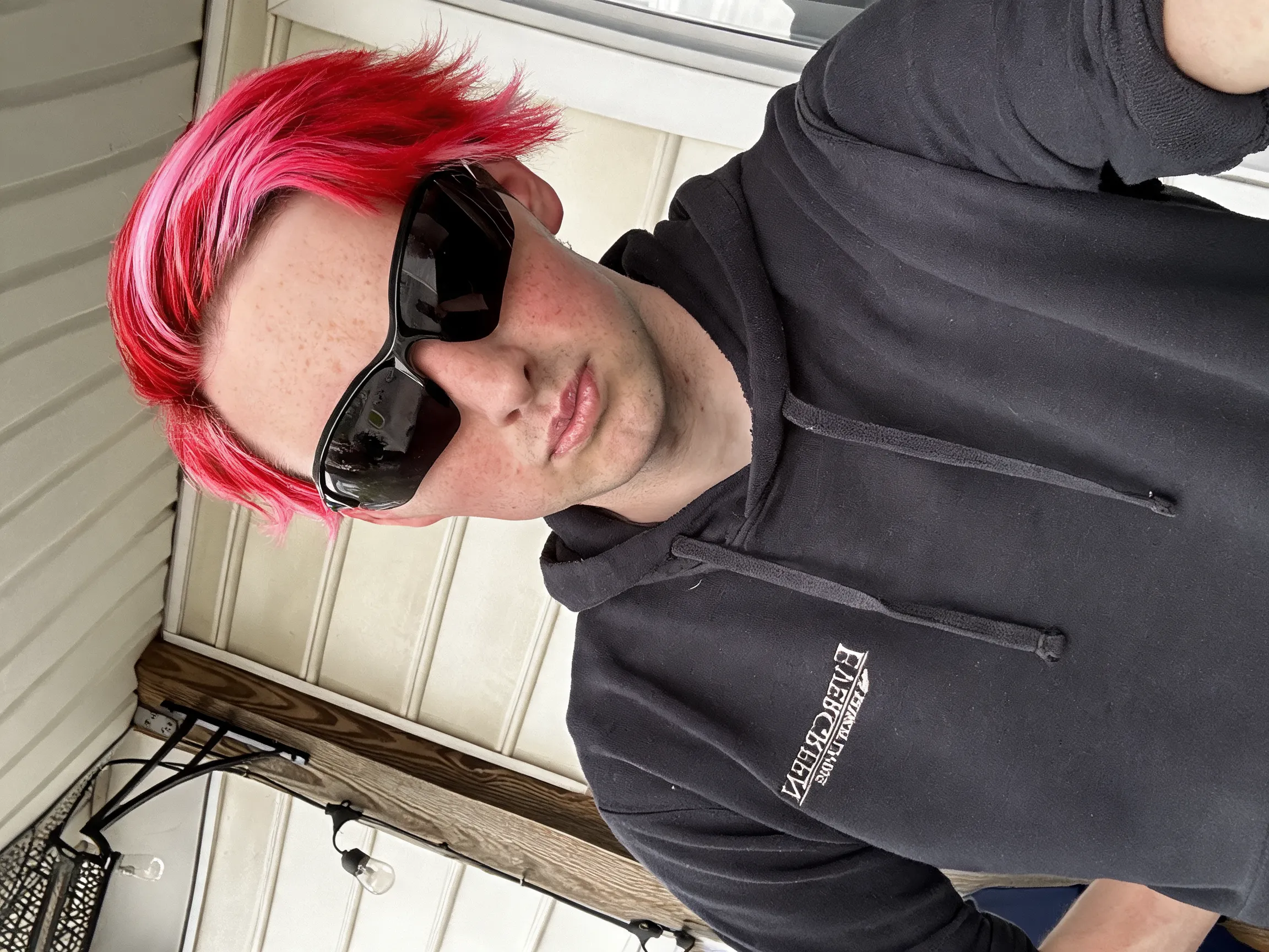 Change my hair color to red and pink highlighted style.