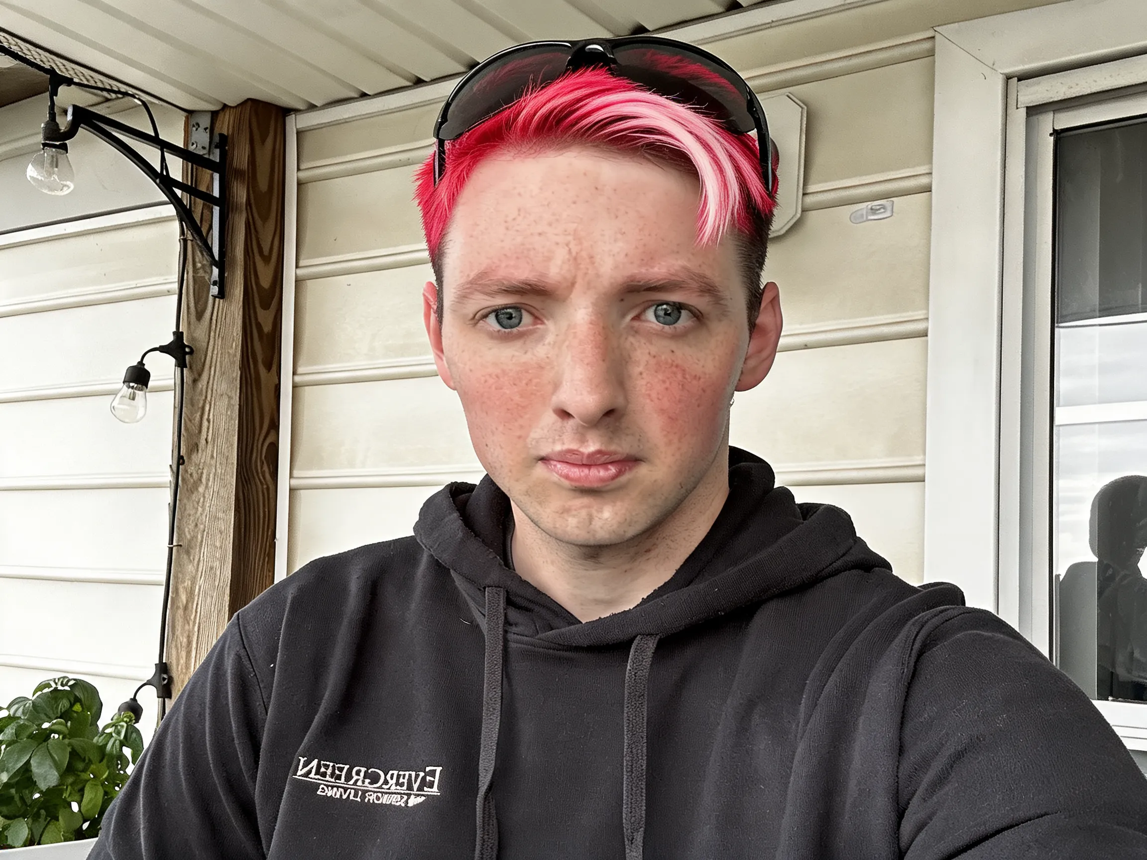 Change my hair color to red and pink highlighted style.