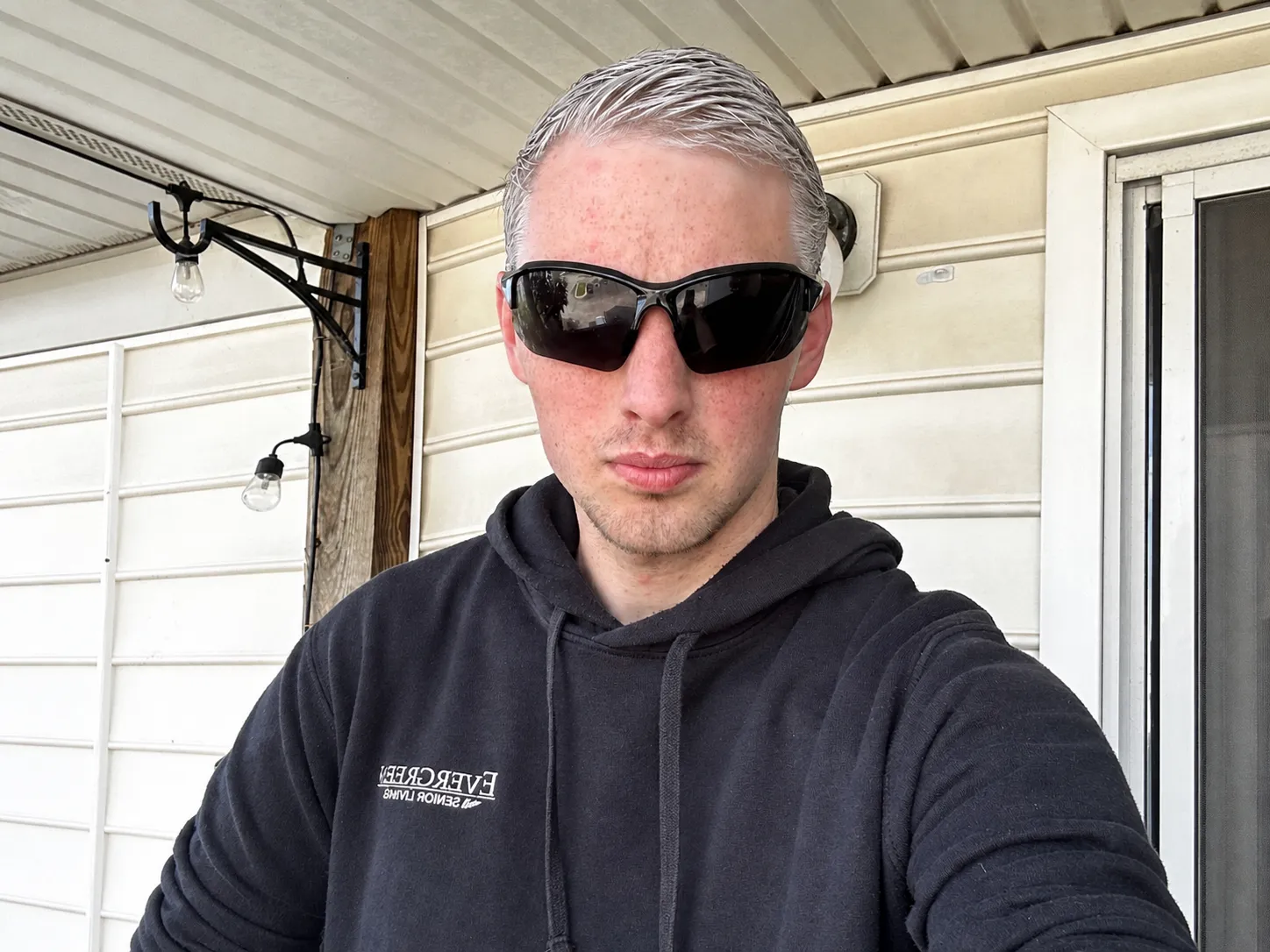 Change my hair color to silvery-white hair highlighted style.