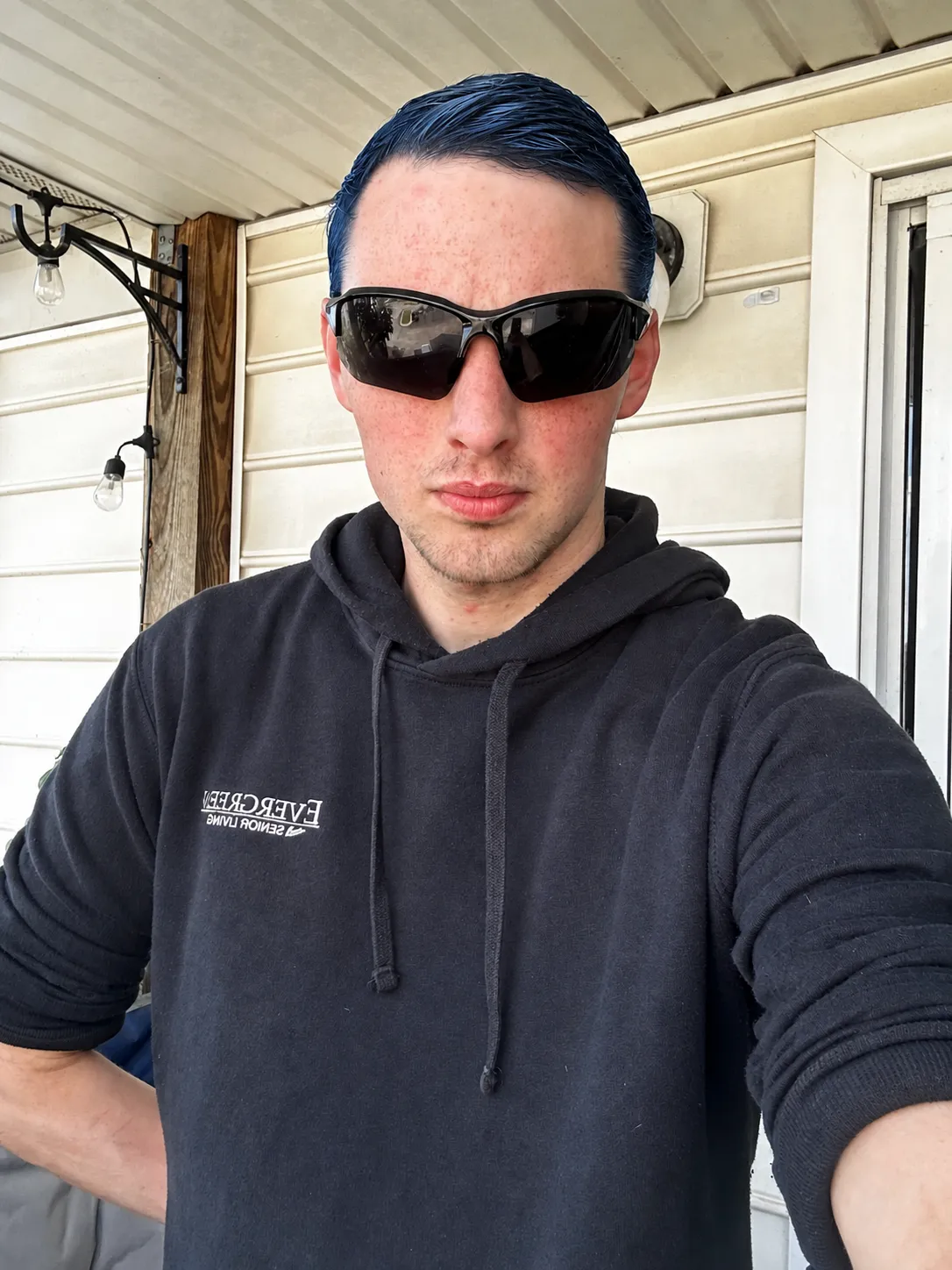 Change my hair color to blue and black highlighted style.