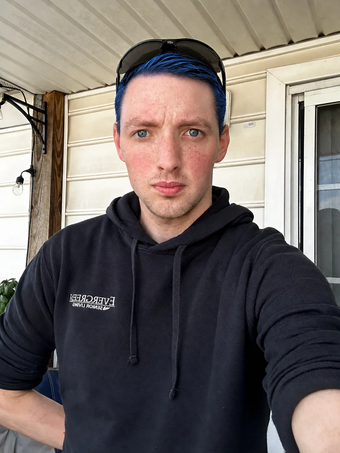 Change my hair color to blue and black highlighted style.