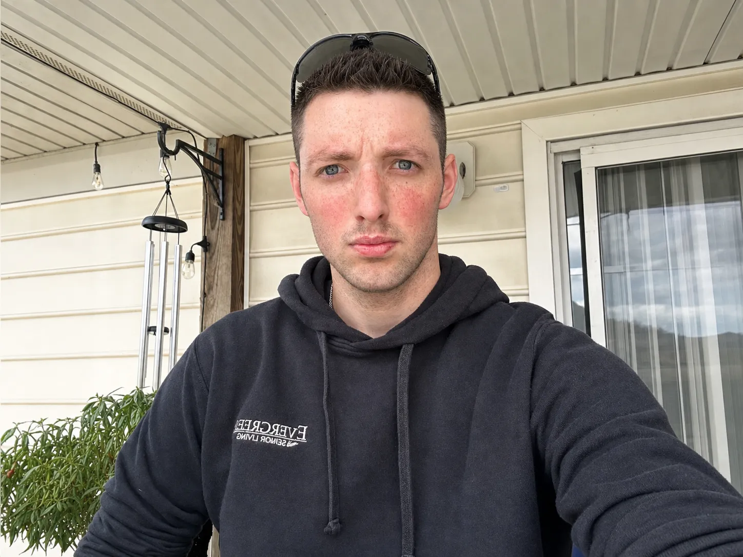 Change my hair style to short, spiked, dark-brown crew cut paired with styled, slightly longer sideburns and rugged stubble.