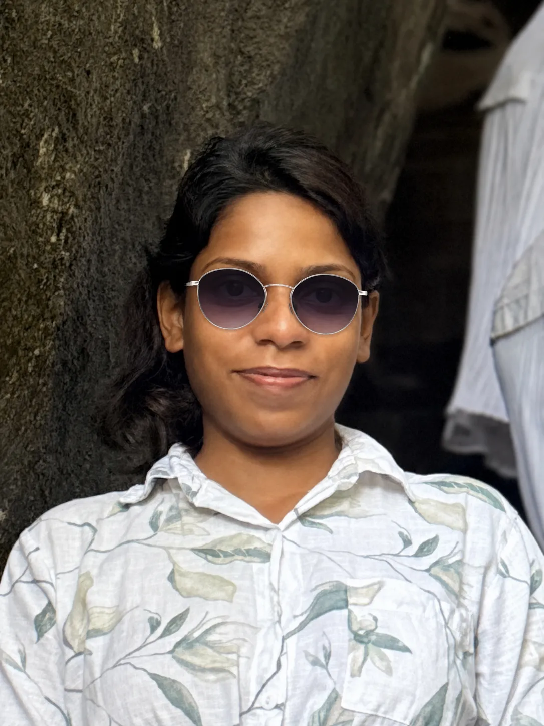 Try this glasses item on the person in the photo naturally.