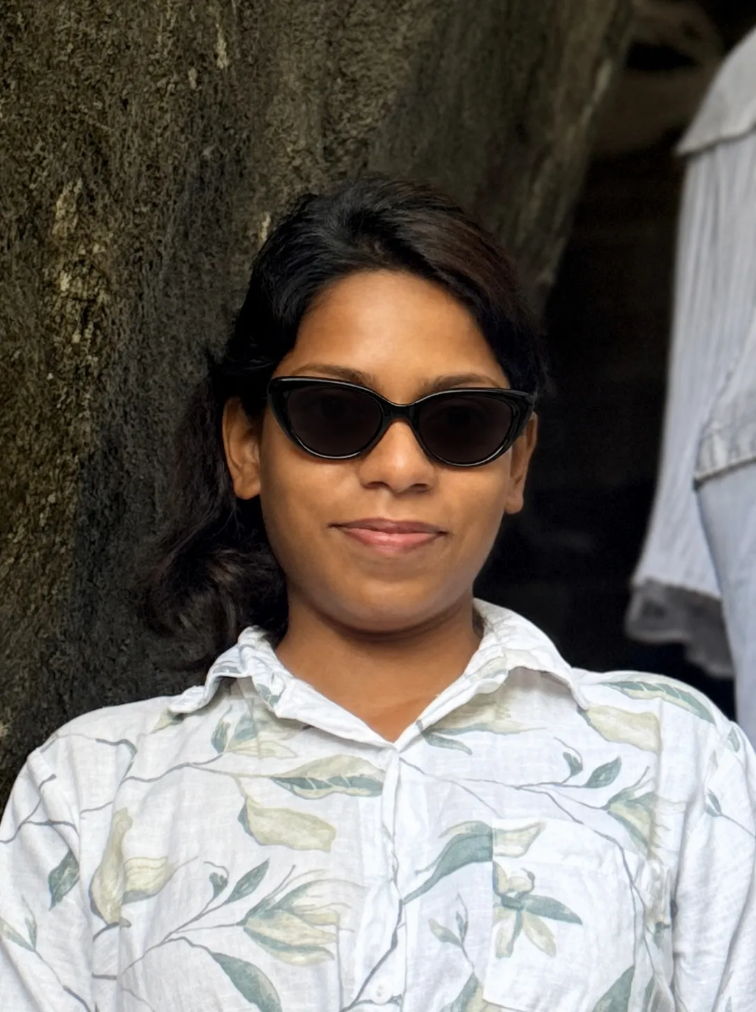 Try this sunglasses on the lady in the photo in the most natural way possible.