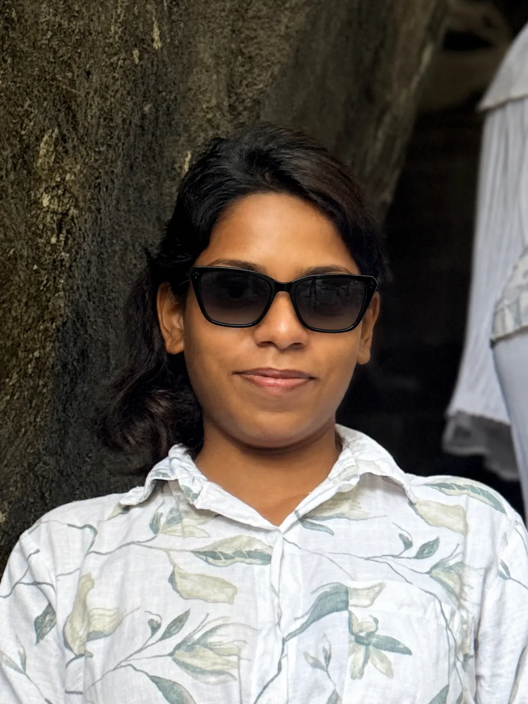 Try this sunglasses on the lady in the photo in the most natural way possible.