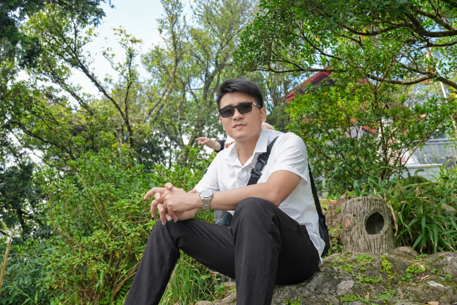 Try this glasses item on the person in the photo.